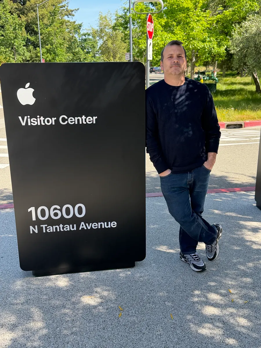 Carlos Medger em Cupertino, Califórnia, durante a formação em IA no Vale do Silício